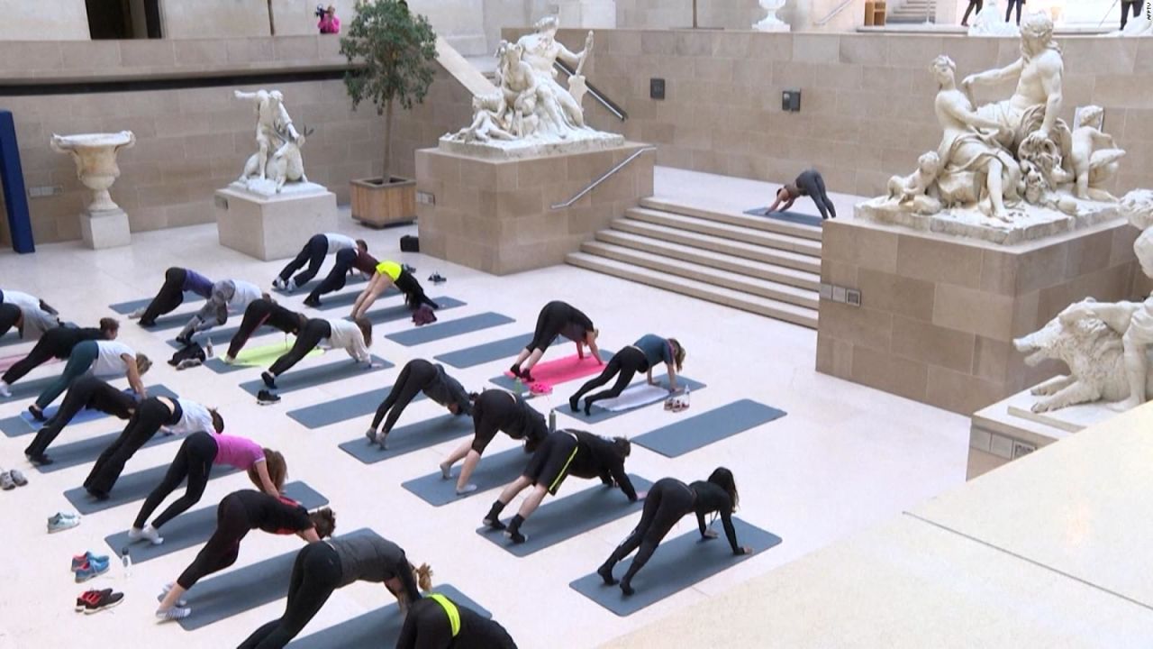 CNNE 1682771 - museo del louvre abre sus puertas a una actividad deportiva