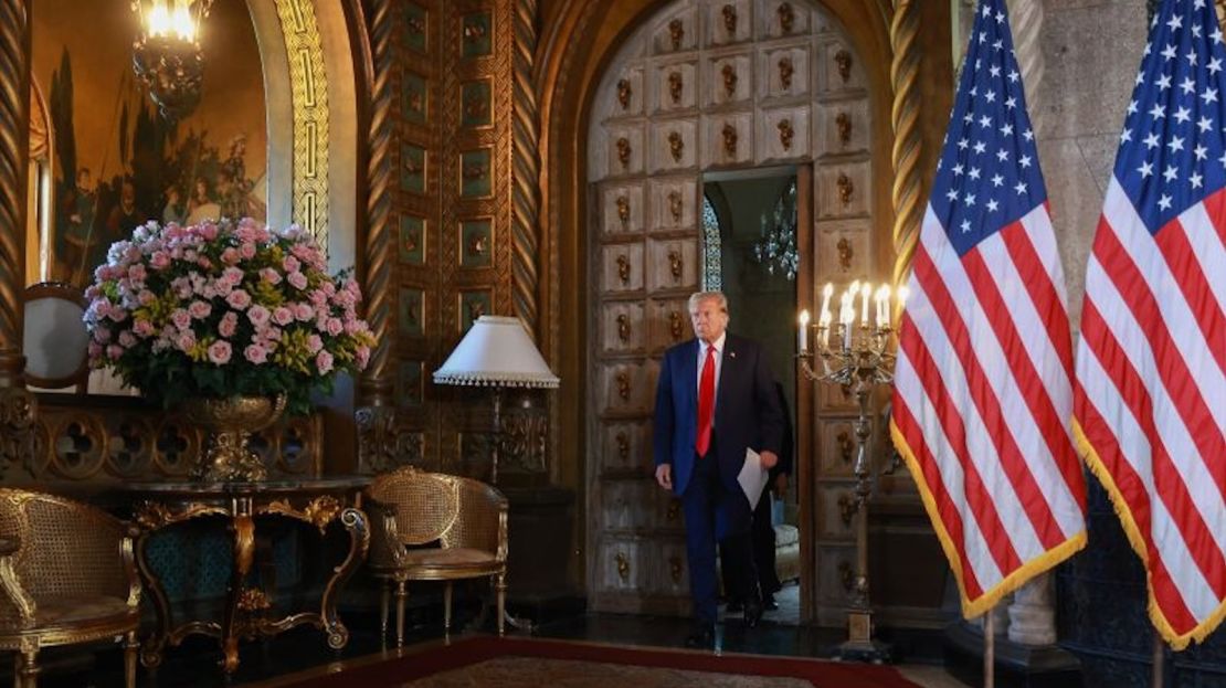 El expresidente Donald Trump llega a una rueda de prensa en su complejo Mar-a-Lago el 12 de abril, en Palm Beach, Florida.