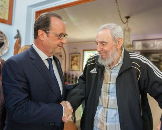 Castro le dijo a Hollande que uno de los primeros textos que leyó cuando iniciaba el bachillerato fue un extenso libro sobre la Revolución Francesa. Foto: Alex Castro/Granma