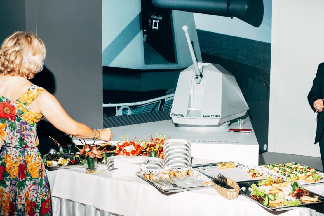 Una maqueta de un cañón naval Bofors sueco es el telón de fondo de un colorido buffet en la feria MSPO de Kielce, Polonia, en 2016. Crédito: Nikita Teryoshin