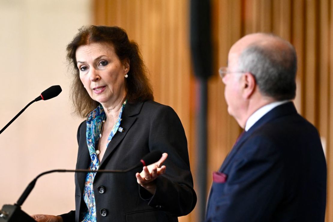 La ministra de Asuntos Exteriores de Argentina, Diana Mondino hace una declaración junto a su homólogo brasileño, Mauro Vieira, en el Palacio de Itamaraty, en Brasilia, el 15 de abril de 2024.