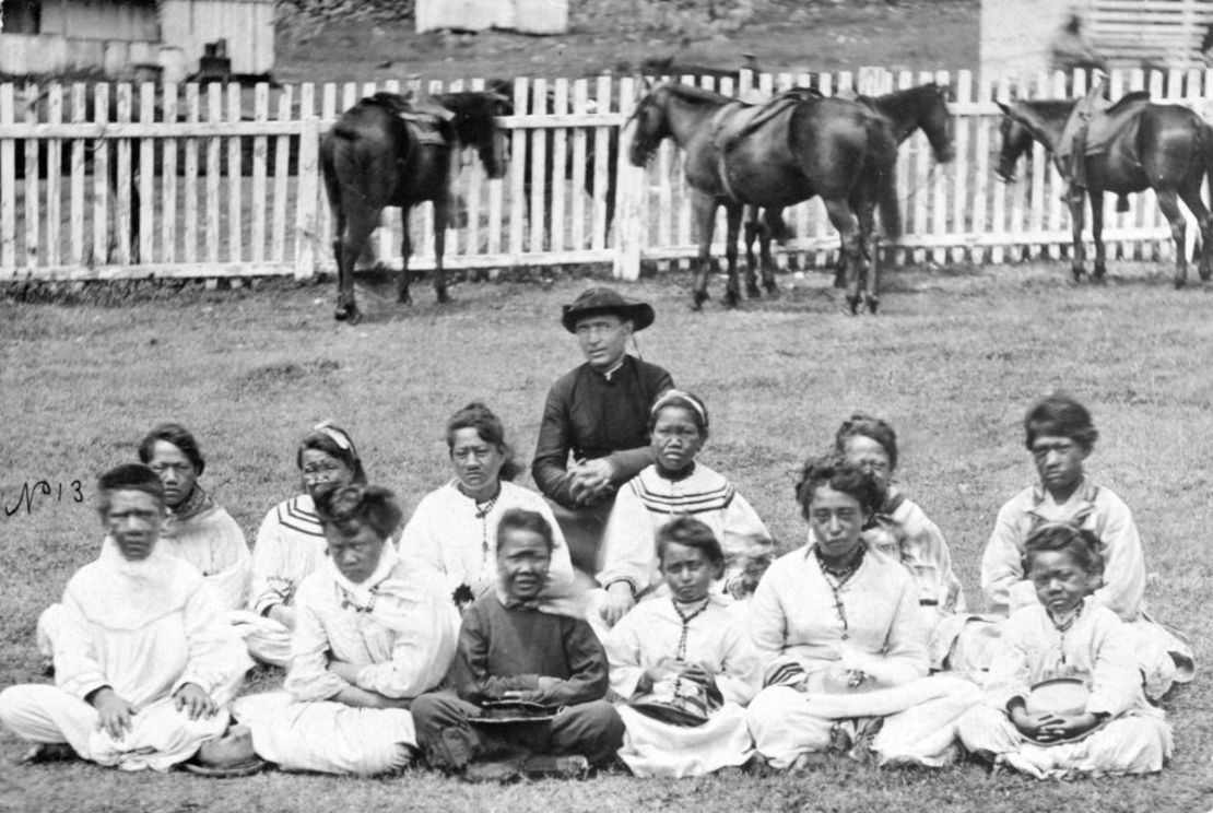 El padre Damián con el coro de niñas de Kalawao, hacia 1878. Kalawao es un asentamiento en la península de Kalaupapa. Crédito: Foto de archivo Alamy