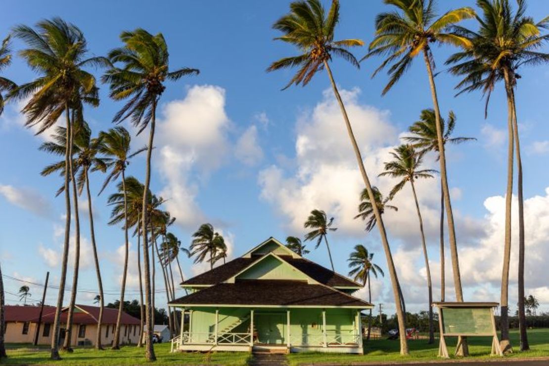 El Paschoal Hall, construido hacia 1915, era el corazón y el alma de la comunidad de Kalaupapa, una península donde los enfermos de Hansen (lepra) se veían obligados a aislarse. El edificio, de estilo plantación hawaiana, se utilizaba para albergar películas, bailes y otros eventos. En 1958, la sala recibió el nombre de Manuel Gomes Paschoal, legislador territorial que defendió los derechos de los residentes de Kalaupapa. Crédito: Hannah Schwalbe/NPS