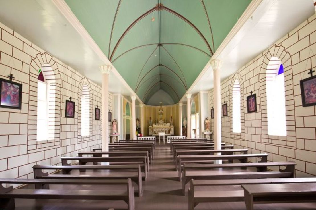 Esta iglesia protestante, Kana'ana Hou, se construyó en Kalaupapa en 1915 para sustituir a una iglesia protestante anterior. Crédito: Hannah Schwalbe/NPS 				 				 			 				 				Esta es la iglesia Philomena de Kalaupapa, situada en la isla de Molokaʻi. La iglesia, utilizada para servicios católicos, comenzó siendo un pequeño edificio de madera en 1872. Crédito: YinYang/iStock Unreleased/Getty Images