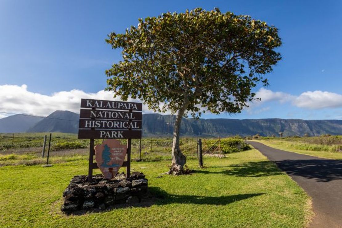 El cartel del Parque Histórico Nacional de Kalaupapa espera nuevas rondas de visitantes mientras se siguen concretando los detalles de una futura reapertura. Crédito: Glauco Puig-Santana/NPS