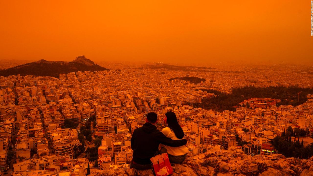 CNNE 1683119 - el cielo de atenas se tine de naranja