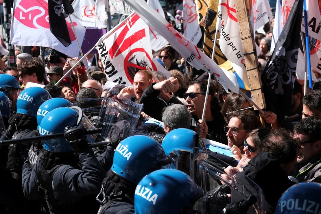 La gente se enfrenta a la policía mientras protestan contra la introducción de la tasa de registro para visitar la ciudad de Venecia. Crédito: Manuel Silvestri/Reuters.