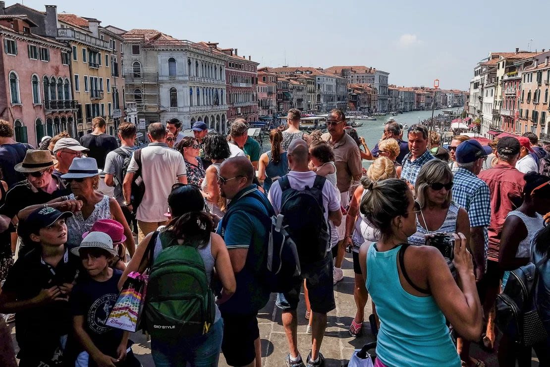 Anteriormente, más de 100.000 personas llegaban a Venecia en algunos días festivos, lo que provocó escenas como esta en 2017. Crédito: Stefano Mazzola/Despertar/Getty Images.