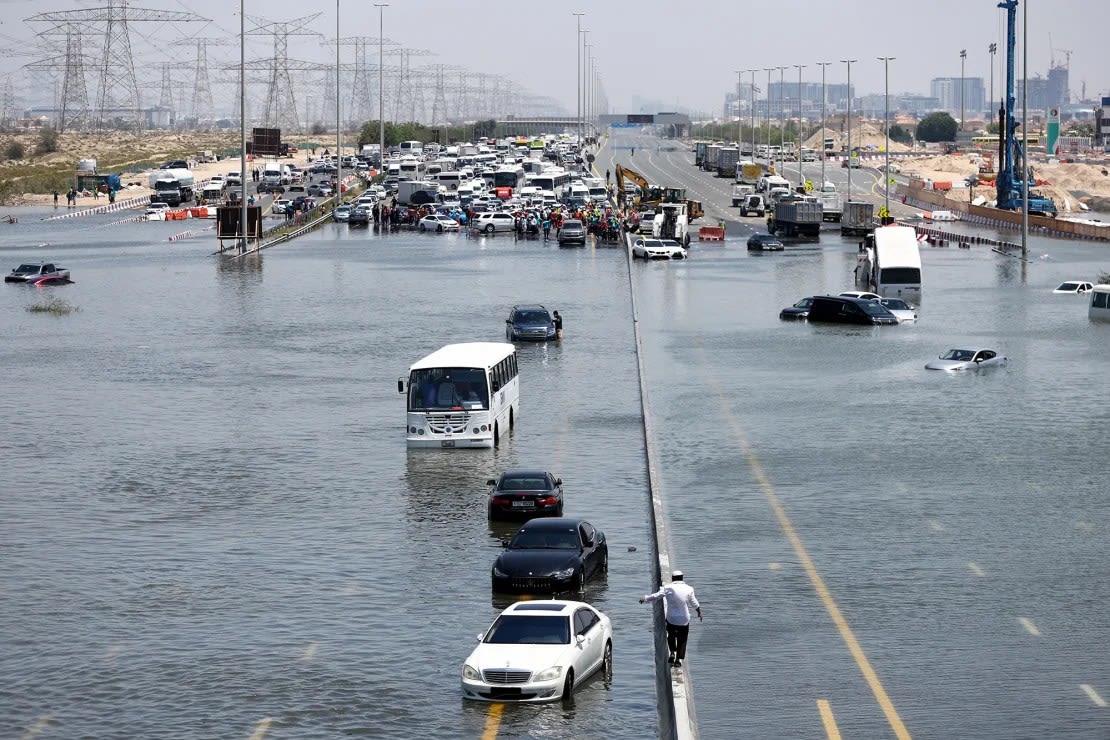 Una vista general de vehículos abandonados en una carretera inundada el 18 de abril de 2024 en Dubai. Crédito: Francois Nel/Getty Images.