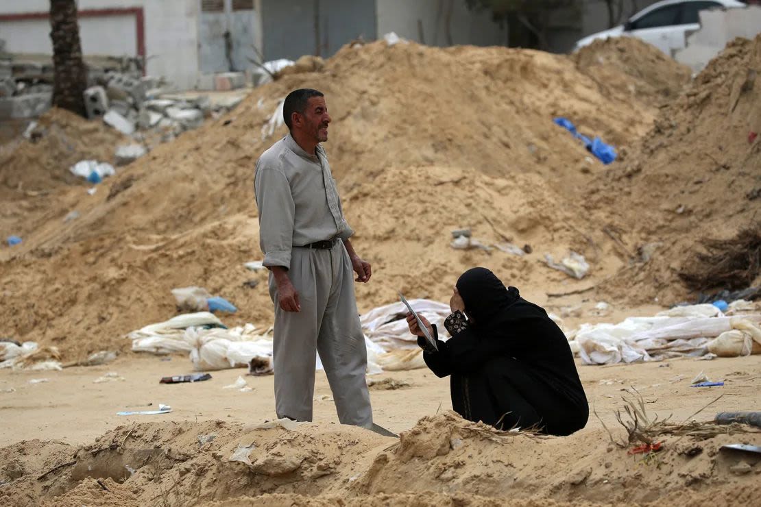 Amnistía Internacional también solicitó una investigación sobre las fosas comunes en los dos hospitales de Gaza. Crédito: AFP/Getty Images