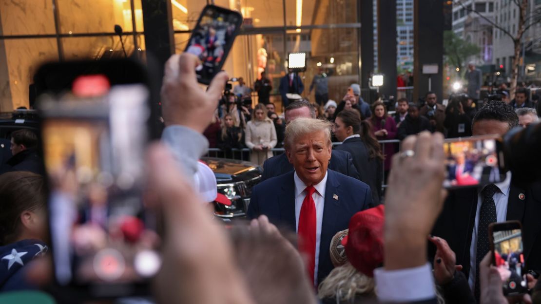 El expresidente Donald Trump habla en el sitio de construcción de la nueva sede de JPMorgan Chase en el centro de Manhattan el jueves 25 de abril en Nueva York.