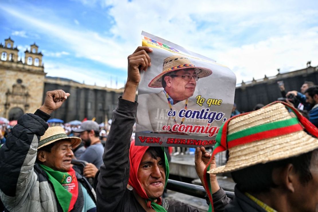 Un seguidor del presidente colombiano Gustavo Petro sostiene un cartel durante una manifestación en su apoyo, en Bogotá, el 27 de septiembre de 2023. Más de 20.000 personas se manifestaron el miércoles en Bogotá, la capital colombiana, en apoyo a las políticas del presidente izquierdista Gustavo Petro y su gobierno, según fuentes oficiales.