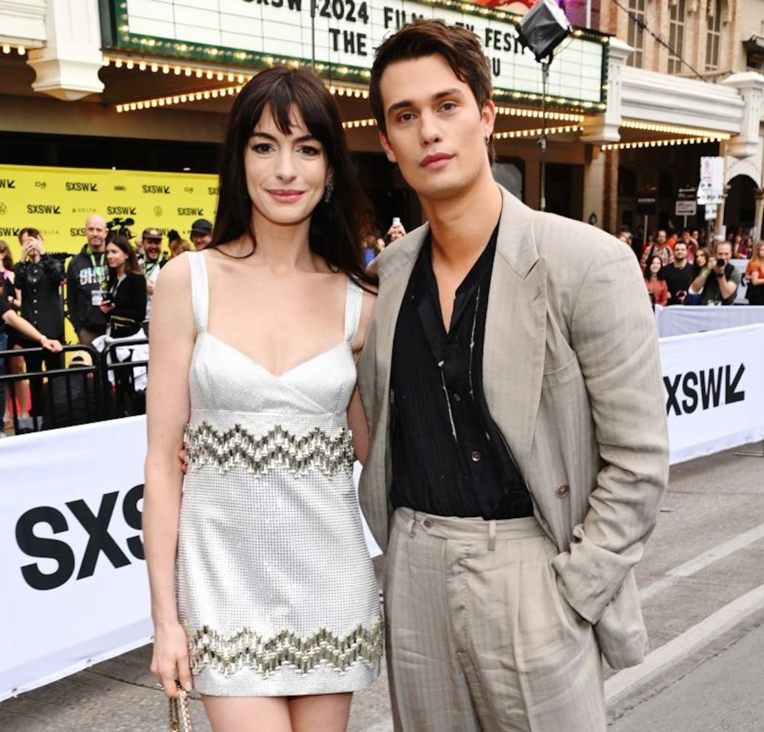 Anne Hathaway y Nicholas Galitzine asisten al estreno mundial de "The Idea Of You" durante el SXSW en The Paramount Theater el 16 de marzo de 2024 en Austin, Texas.