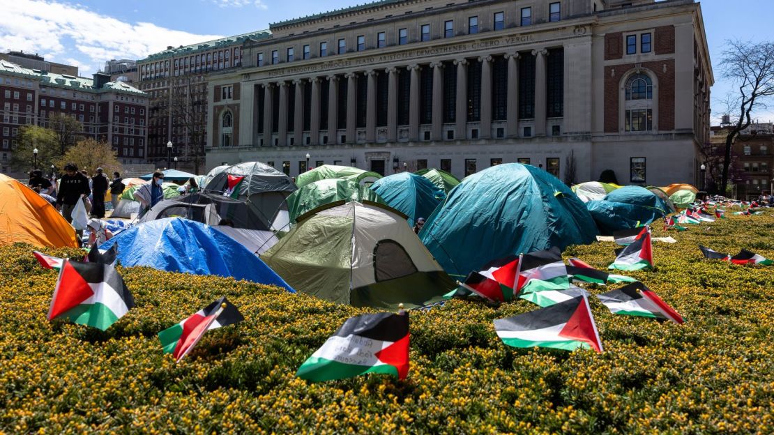 Manifestantes estudiantiles ocupan el "Campamento de Solidaridad con Gaza" propalestino en el jardín oeste de la Universidad de Columbia el 24 de abril de 2024 en la ciudad de Nueva York.