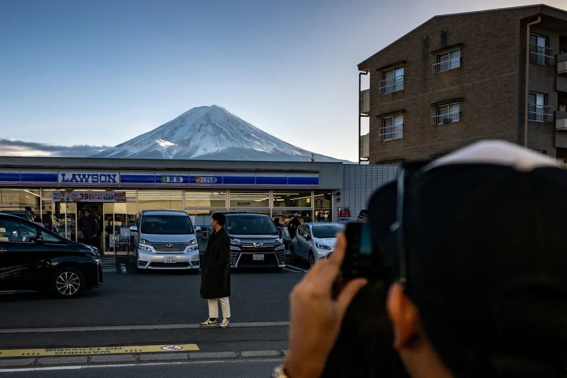 Un turista toma una fotografía en el lugar de Fujikawaguchiko donde se levantará la barrera. (Foto: Philip Fong/AFP/Getty Images).