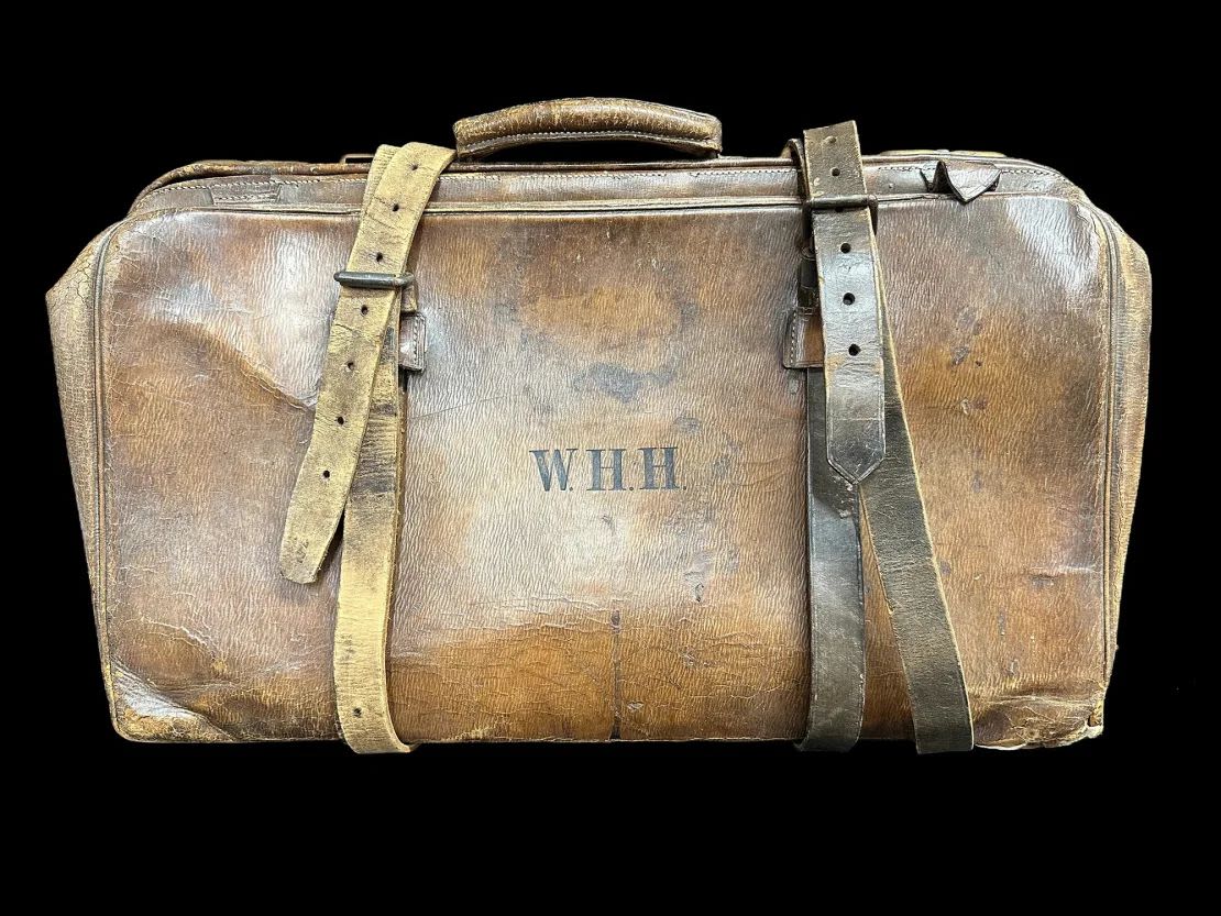 La maleta perteneciente a Wallace Hartley, miembro de la banda del Titanic y líder de la orquesta, que contenía el violín que tocó mientras el Titanic se hundía, también está a la venta en la casa de subastas Henry Aldridge and Son Ltd.