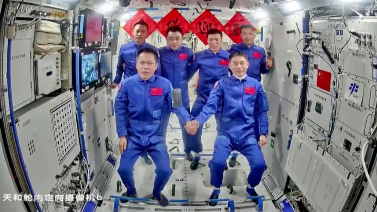 CNNE 1683541 - astronautas entran en la estacion espacial china