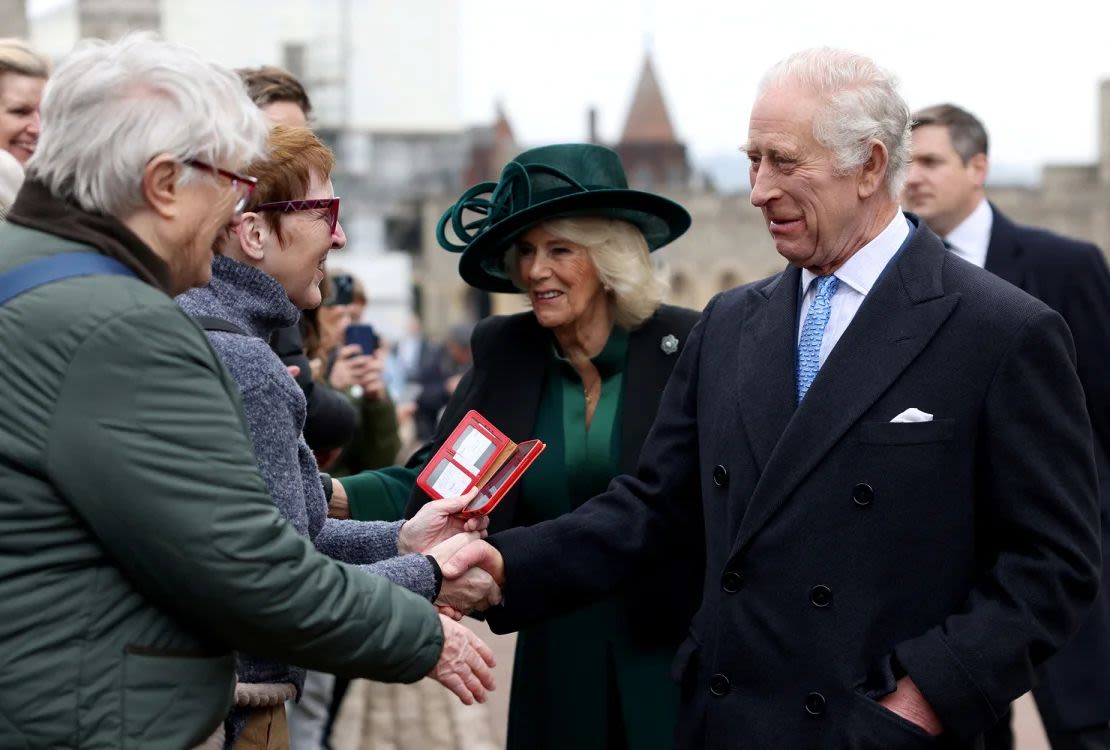 El rey Carlos III y la reina Camila saludan a la gente después de asistir al Servicio de Mattins de Pascua en la Capilla de San Jorge el 31 de marzo en Windsor, Inglaterra.