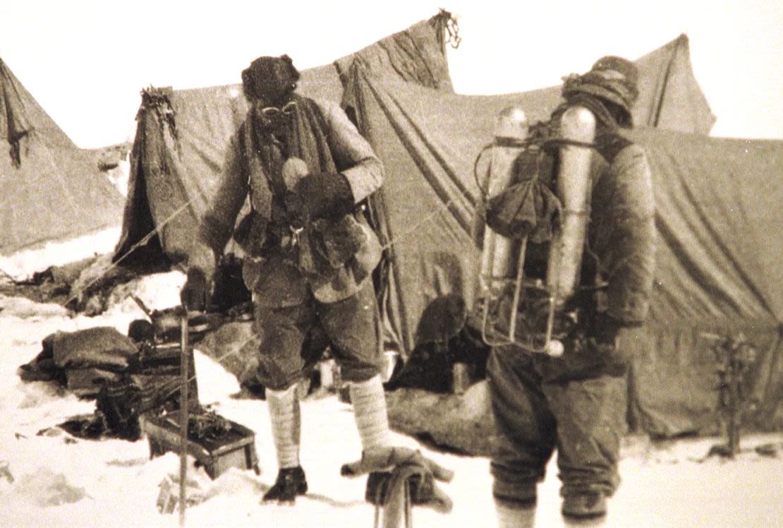 Mallory e Irvine aparecen en un campamento base en Nepal en la última imagen de los hombres antes de desaparecer hace un siglo.