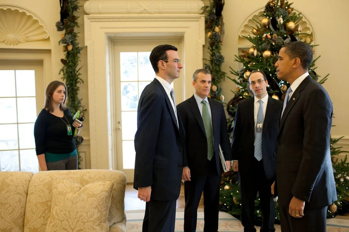 Kenneth Baer (segundo desde la derecha), asesor principal de la Oficina de Gestión y Presupuesto, se reúne en la Oficina Oval con el presidente Barack Obama, el director de la OMB, Peter Orszag, y otros el 21 de diciembre de 2009. Pete Souza/La Casa Blanca