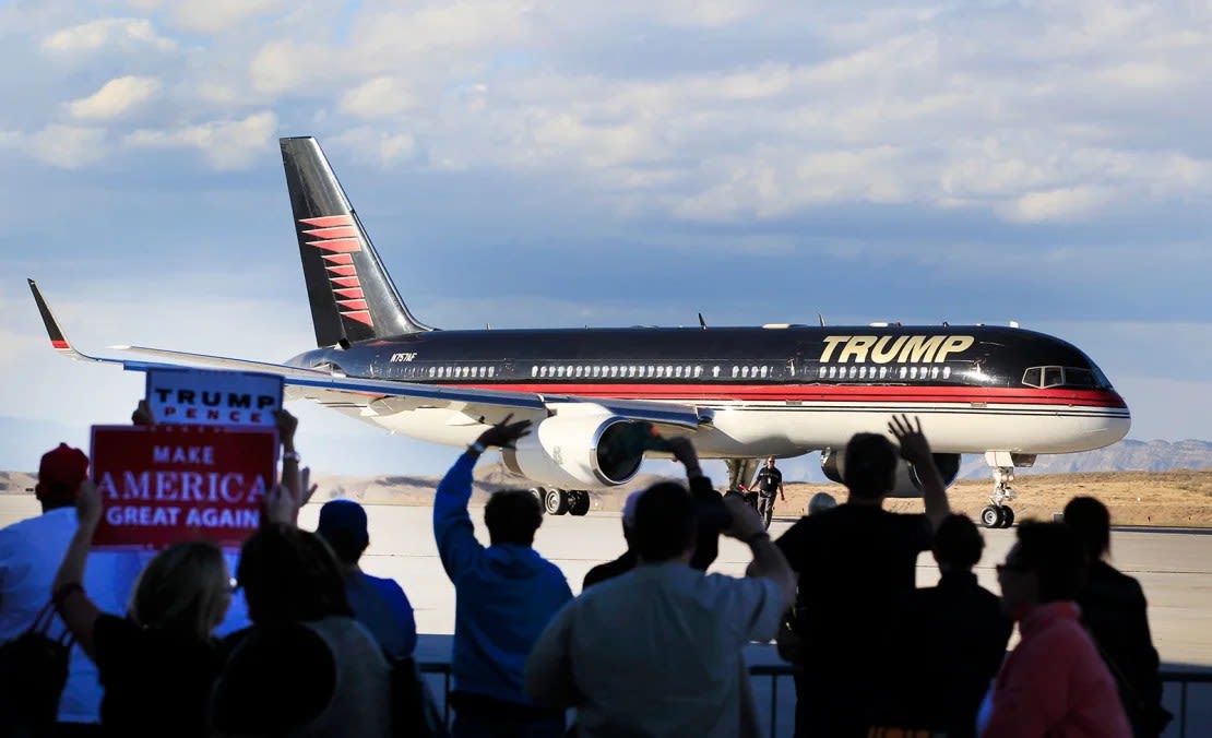 En Grand Junction, Colorado, los partidarios del entonces candidato Donald Trump saludan a su avión después de un mitin de campaña de 2016. En 2019, el presidente Trump trasladó la sede de la Oficina de Gestión de Tierras a esa ciudad, lo que provocó que el 87 por ciento de los empleados afectados renunciaran o se jubilaran en lugar de mudarse de Washington, DC. George Frey/Getty Images