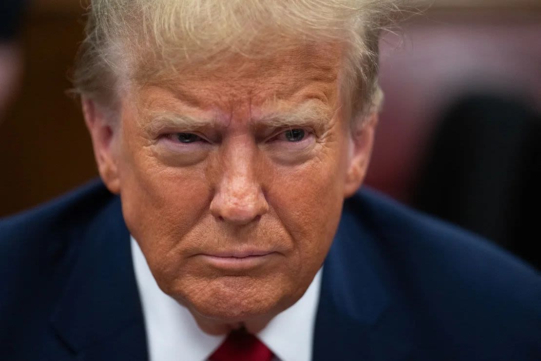 El expresidente Donald Trump, visto aquí el 25 de abril de 2024, en su juicio penal en la ciudad de Nueva York, ha dicho que en un segundo mandato quiere deshacerse de las protecciones de la función pública y hacer que más empleados federales sean "despedidos por el Presidente de los Estados Unidos". Estados." Jeenah Moon/Pool/AFP/Getty Images