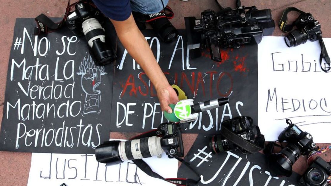 Cámaras, una grabadora de video, un micrófono y pancartas son colocados juntos en el suelo durante una protesta de periodistas contra la violencia hacia de la prensa y para exigir justicia en Guadalajara, estado de Jalisco, México, el 10 de julio de 2023. (Foto: ULISES RUIZ/AFP vía Getty Image).