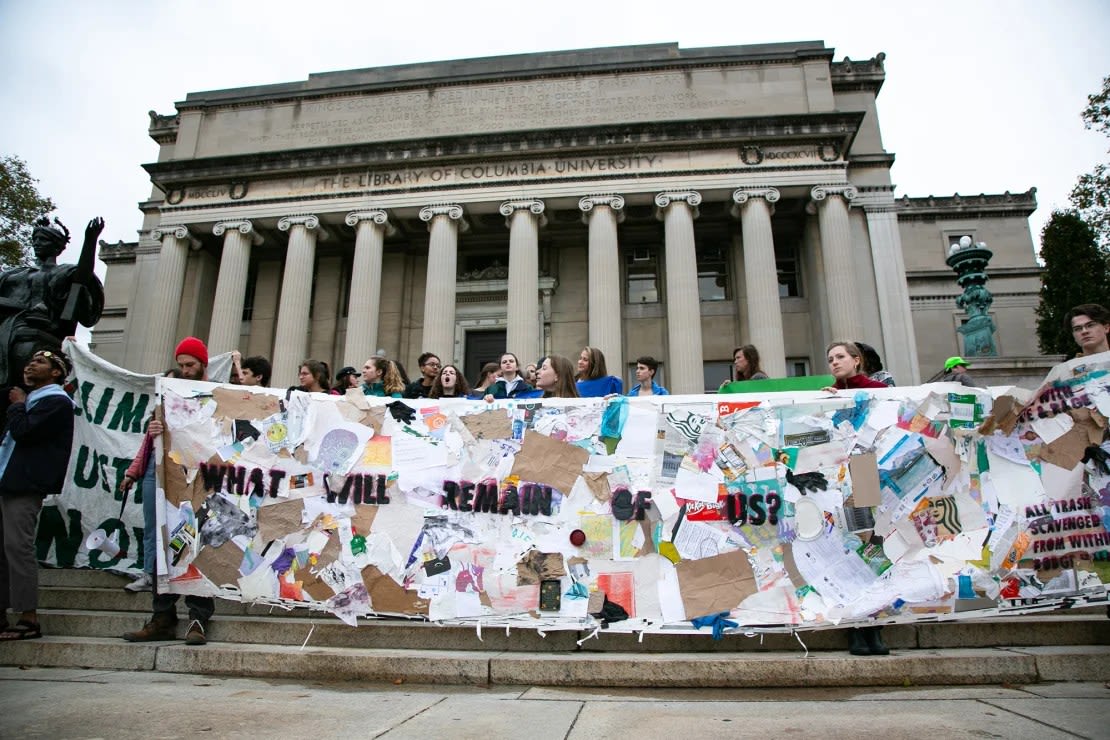 Estudiantes y activistas ocuparon la Biblioteca Low Memorial de la Universidad de Columbia en octubre de 2019 en Nueva York, para instar al personal y a los exalumnos a tomar medidas concretas para abordar la inminente crisis climática.