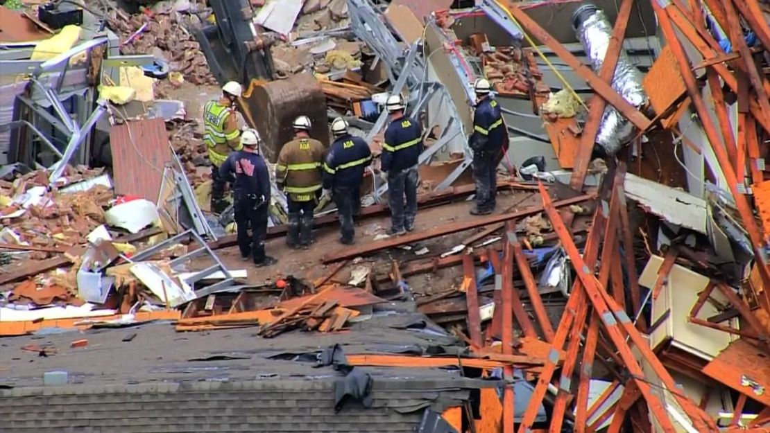 Los servicios de emergencia trabajan en Sulphur, Oklahoma, el 28 de abril, luego de un tornado. Crédito: KOCO.