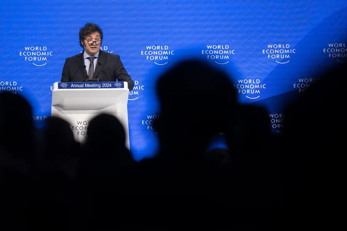 El presidente de Argentina, Javier Milei, pronuncia un discurso en la reunión del Foro Económico Mundial en Davos el 17 de enero de 2024. Crédito: Fabrice Coffrini/AFP/Getty Images.