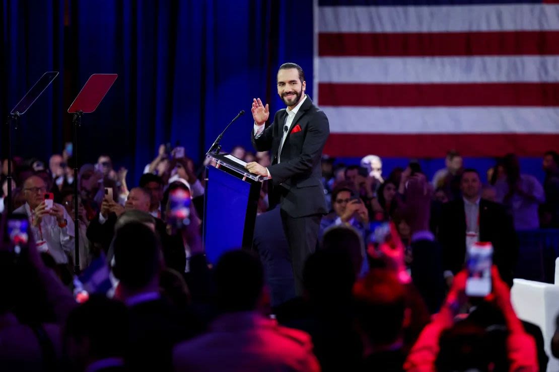 El presidente de El Salvador, Nayib Bukele, saluda a sus partidarios en la reunión anual de la Conferencia de Acción Política Conservadora (CPAC) en National Harbor, Maryland, EE. UU., el 22 de febrero de 2024. Crédito: Amanda Andrade-Rhoades/Reuters.