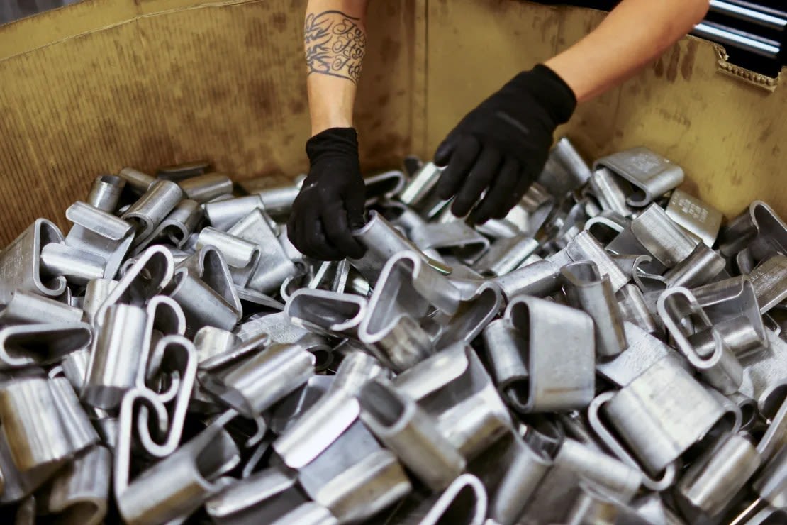 Un empleado que trabaja en una fábrica de Ciudad Juárez que exporta sus productos automotrices a Estados Unidos. Crédito: José Luis González/Reuters.