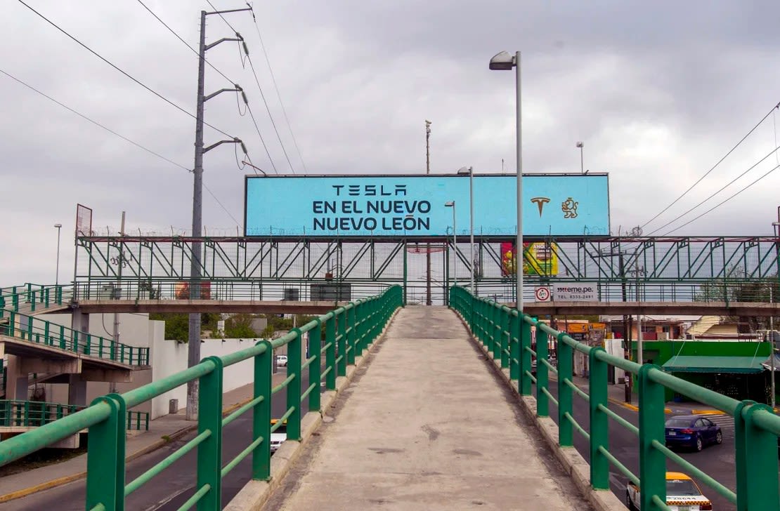 Un cartel que anuncia la llegada de Tesla en Monterrey, estado de Nuevo León, México, el 12 de marzo de 2023. Crédito: Julio César Aguilar/AFP/Getty Images.