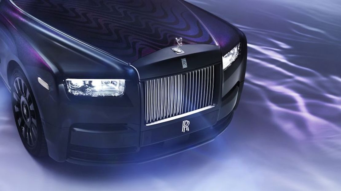 El Rolls-Royce Phantom Syntopia tiene motas de cristal para crear diseños brillantes.