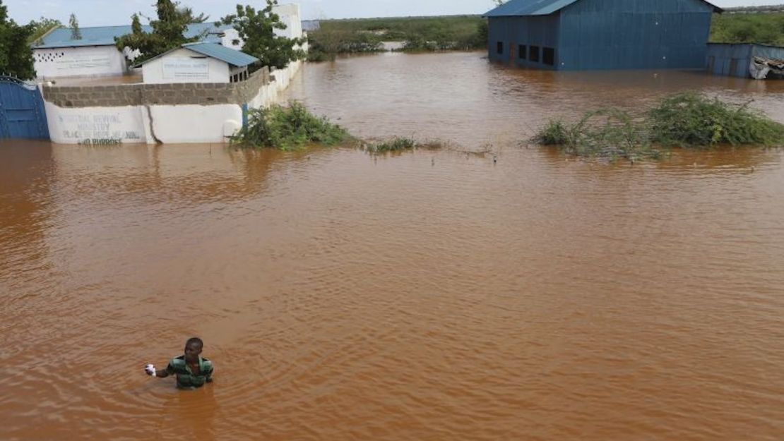 Un hombre nada desde el recinto sumergido de una iglesia, después de que el río Tana se desbordara tras las fuertes lluvias en Mororo, frontera de los condados de Tana y Garissa, noreste de Kenya, el 28 de abril. 28, 2024.