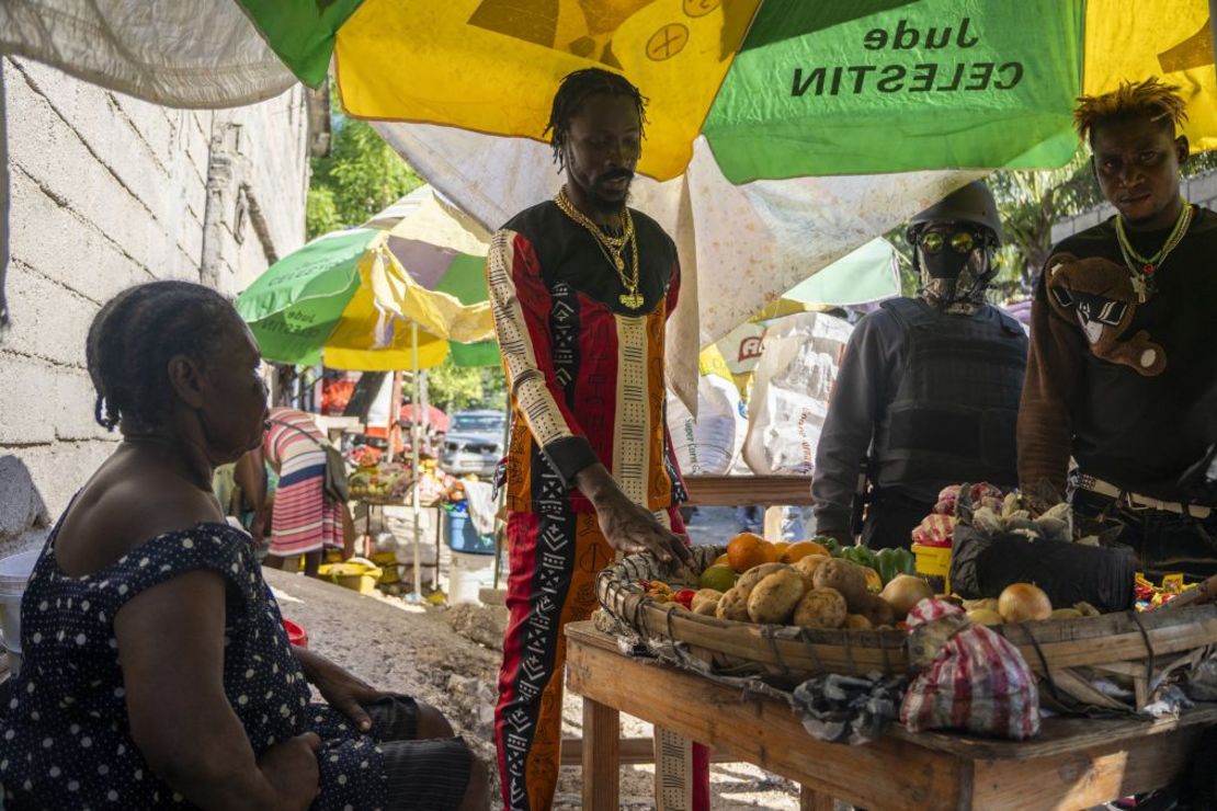 Un vendedor ambulante que vive en el territorio de Kraze Baryé en Puerto Príncipe, Haití, el 18 de abril de 2024. Crédito: Evelio Contreras/CNN