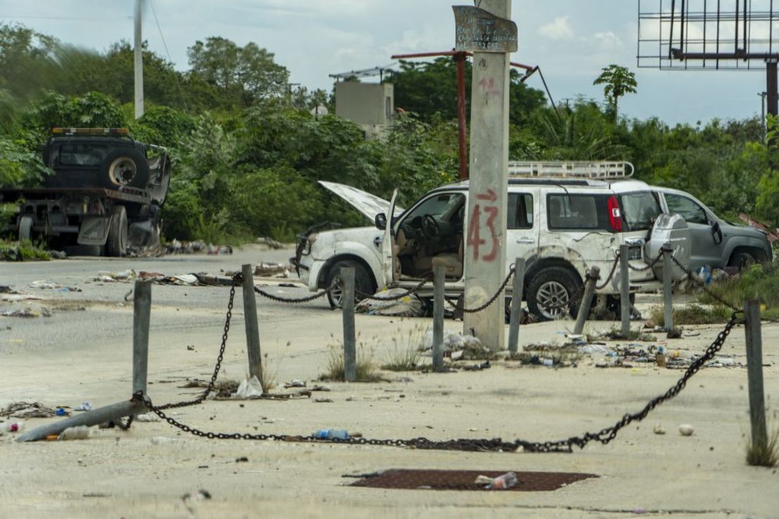 Coches abandonados en la carretera entre la Embajada de EE.UU. y el bastión de Kraze Baryé en Puerto Príncipe, Haití, el 28 de abril de 2024. Crédito: Evelio Contreras/CNN