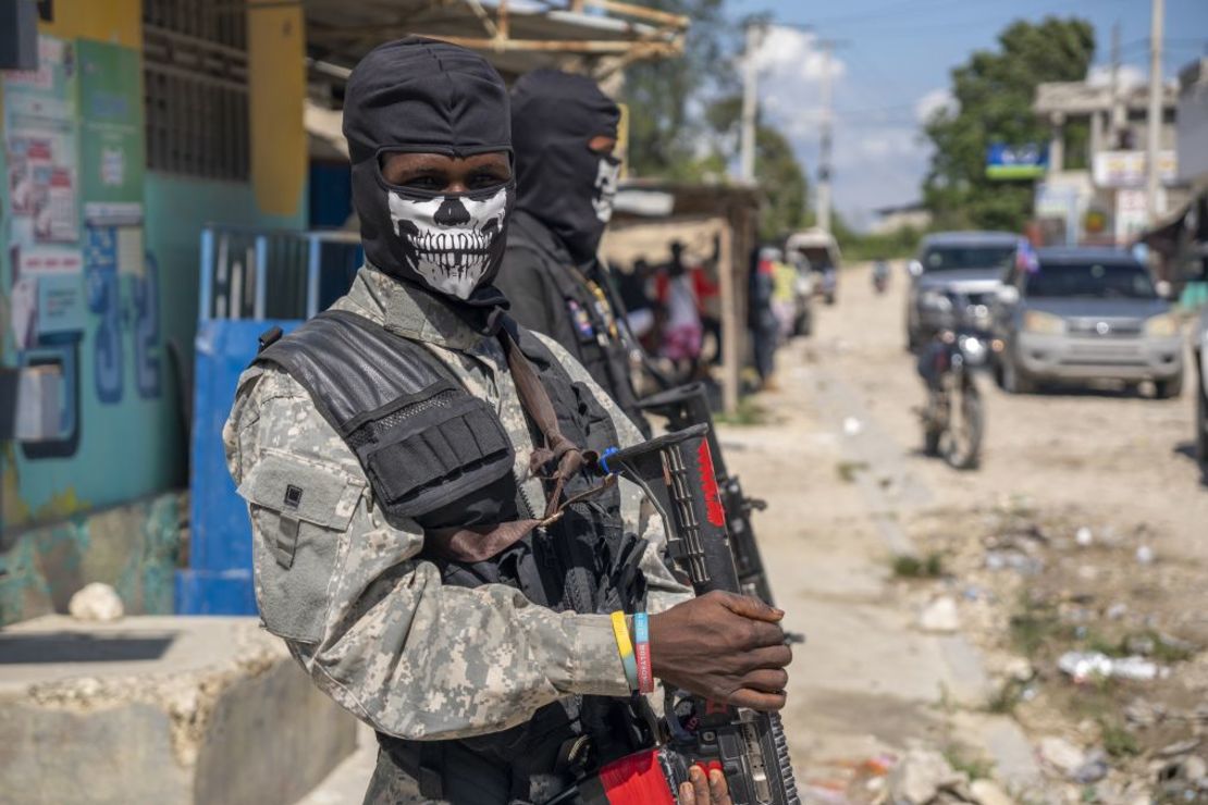 Un miembro de Kraze Baryé en Puerto Príncipe, Haití, el 18 de abril de 2024. Crédito: Evelio Contreras/CNN