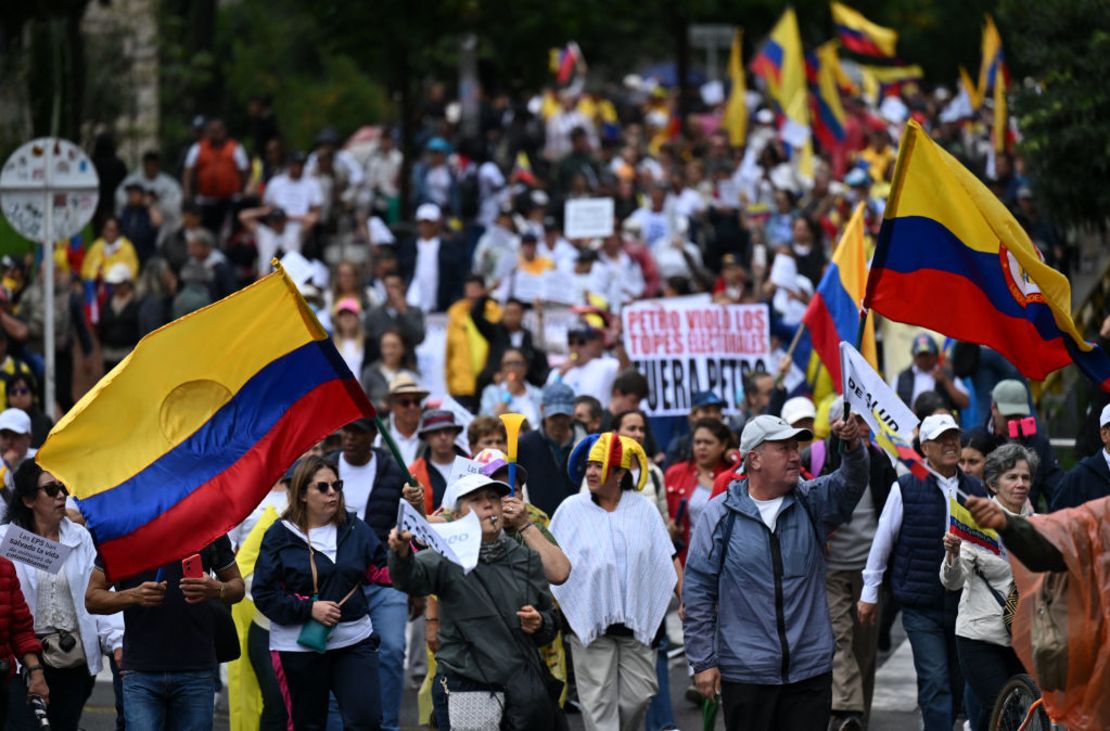 La gente participa en una marcha contra el gobierno del presidente de Colombia, Gustavo Petro, en Bogotá el 21 de abril de 2024.