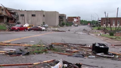 CNNE 1684701 - ola de tornados en oklahoma deja destruccion a su paso