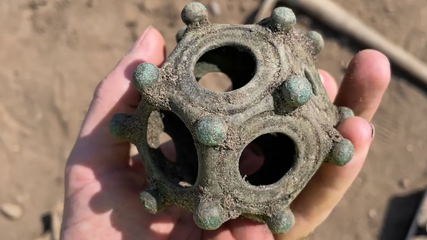El pasado verano se encontró en Lincolnshire un extraño dodecaedro romano que se expondrá en el Museo de Lincoln, Inglaterra. 
Crédito: Grupo de Historia y Arqueología Norton Disney