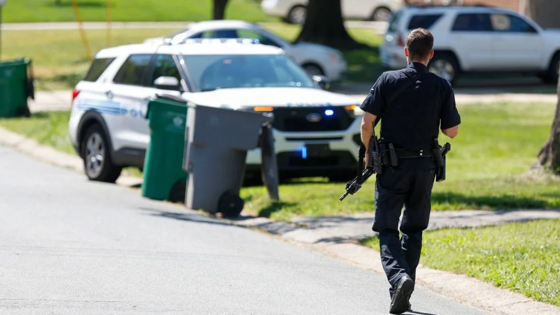 Un agente de policía de Charlotte Mecklenburg camina portando un arma en el barrio donde se produjo un tiroteo en Charlotte, Carolina del Norte, el lunes 29 de abril de 2024.