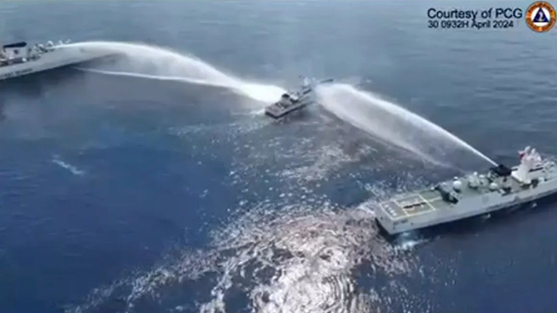 Una captura de pantalla tomada de un video proporcionado por la Guardia Costera de Filipinas muestra a la Guardia Costera de China usando cañones de agua contra embarcaciones filipinas cerca de Scarborough Shoal el martes 30 de abril.