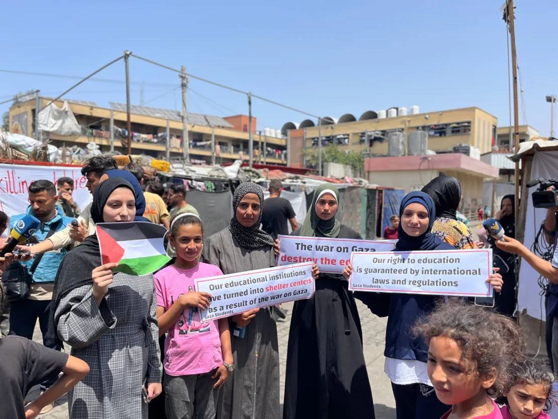 Palestinos en una manifestación en Rafah, Gaza, el 28 de abril de 2024. Tareq Alhelou/CNN