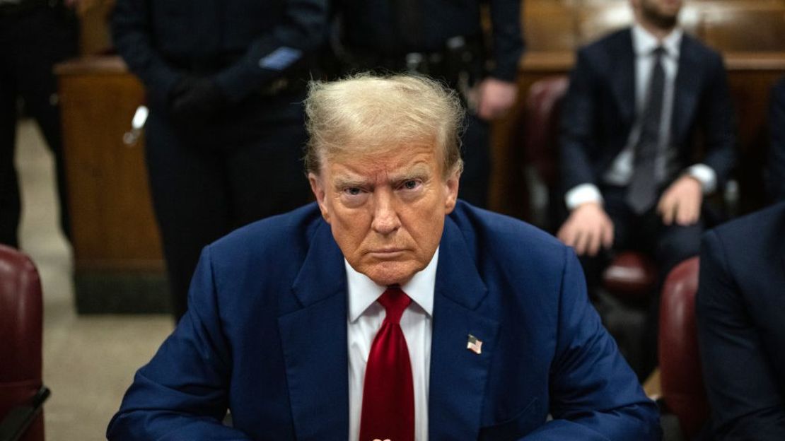 El expresidente Donald Trump comparece ante el tribunal durante su juicio por supuestamente encubrir pagos de dinero para obtener silencio en el Tribunal Penal de Manhattan el 30 de abril de 2024 en la ciudad de Nueva York.