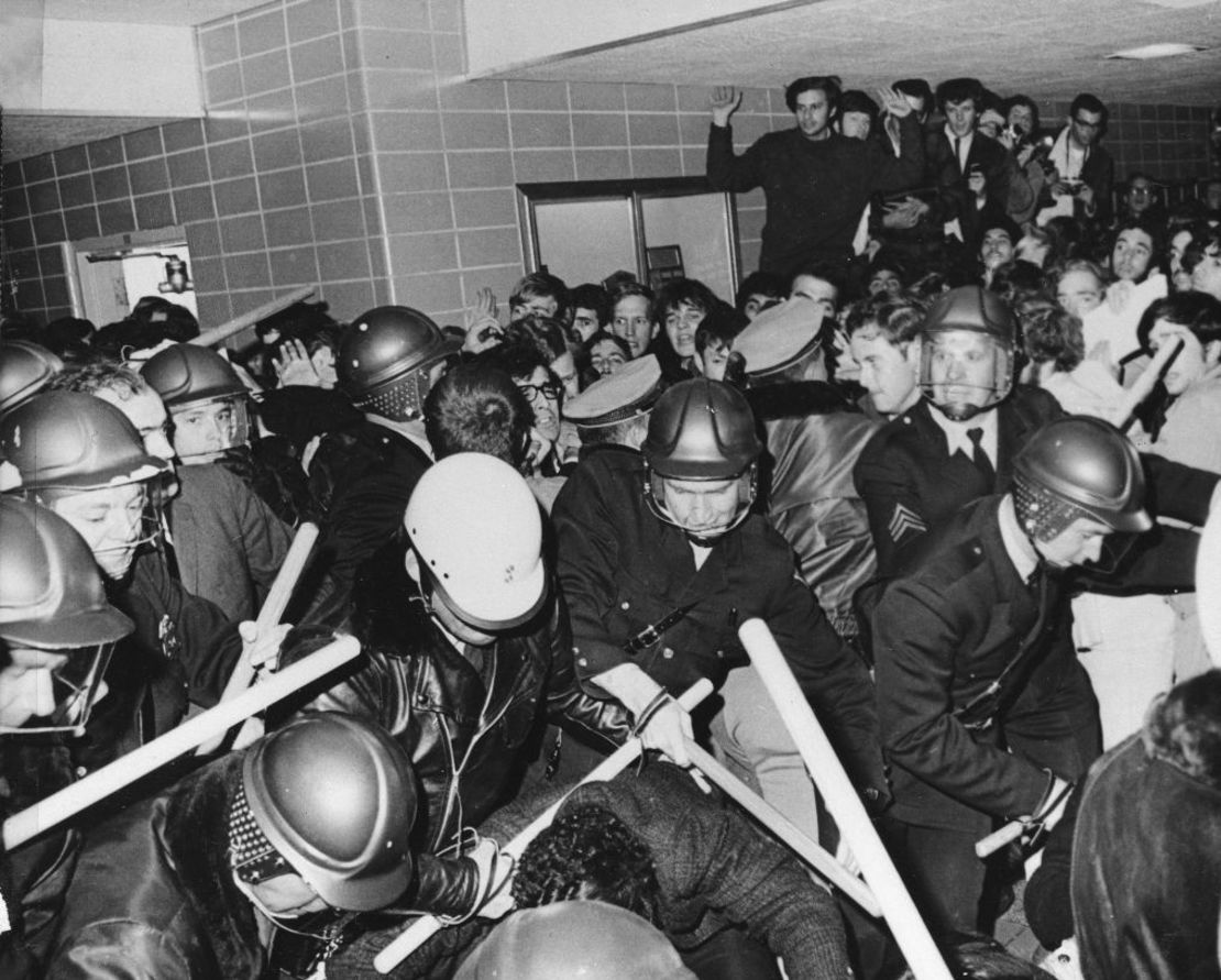 La policía utiliza gases lacrimógenos y porras nocturnas para disolver manifestaciones contra la guerra en el campus de la Universidad de Wisconsin en Madison, el 18 de octubre de 1967. Crédito: Neal Ulevich/AP