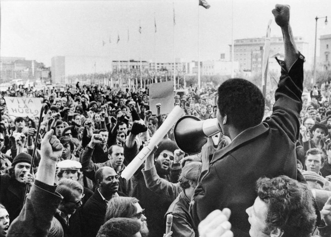 Policías antidisturbios entran en el campus de la Universidad Estatal de San Francisco en una demostración de fuerza durante las manifestaciones estudiantiles que pretendían cerrar la universidad durante una huelga el 4 de diciembre de 1968. Crédito: Jerry Telfer/San Francisco Chronicle vía Getty Images 				 				 			 				 				Un líder del Sindicato de Estudiantes Negros reúne a una multitud de manifestantes en la Universidad Estatal de San Francisco en diciembre de 1968. El sindicato se había declarado en huelga tras los enfrentamientos raciales entre los estudiantes y la administración. Crédito: AP