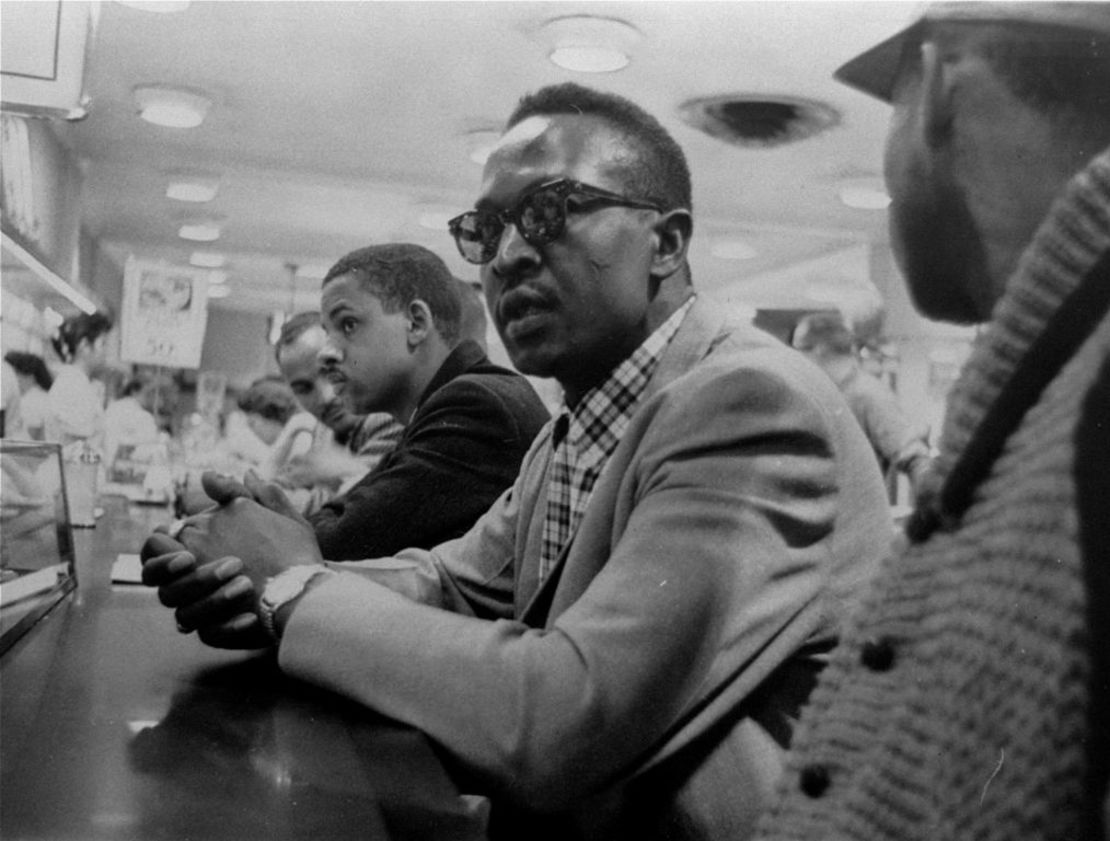 Estudiantes negros esperan en vano a que les sirvan comida en esta tienda F.W. Woolworth de Greensboro, Carolina del Norte, el 20 de abril de 1960. Crédito: Greensboro News & Record/AP