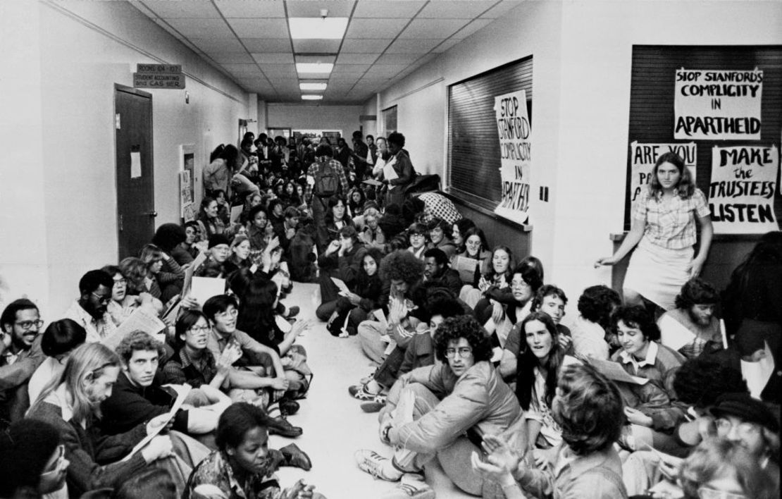 Algunos de los 400 estudiantes que ocuparon el edificio Old Student Union de la Universidad de Stanford en San José, California, el 9 de mayo de 1977, para protestar por las inversiones de la universidad en empresas que hacen negocios con la Sudáfrica del apartheid. Más tarde, decenas de estudiantes fueron detenidos. Crédito: AP