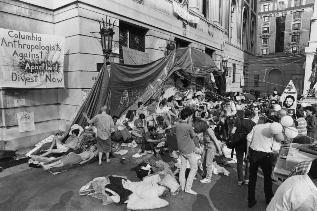 Protesta de estudiantes contra el apartheid a la entrada del edificio Hamilton Hall de la Universidad de Columbia, Nueva York, 4 de abril de 1984. Crédito: Barbara Alper/Getty Images